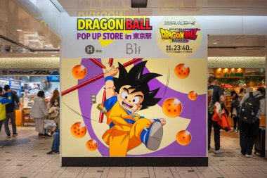 Tokyo, Chiyoda - 26 Aralık 2024: Tokyo İstasyonu 'nun Birinci Cadde Karakter Sokağı' nı süsleyen büyük reklam afişi, yeni çıkan Dragon Ball Hep TV dizisi ve onun geçici açılır kapanan mağazası.