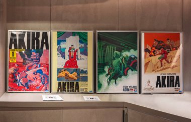 Tokyo, shibuya - Ekim 02, 2024: Katsuhiro Otomo 'nun AKIRA mangasının kapaklarının yer aldığı dört alüminyum çerçeveli poster, Tsutaya mağazasında düzenlenen AKIRA REMIX etkinliğinde sergilendi.