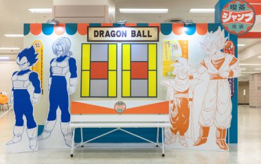 Tokyo, ryogoku - 17 Mayıs 2024: Bedava JUMP Dükkanı 20. FESTIVAL etkinliğinde, soldan sağa Vegeta, Trunks, Gohan ve Goku 'nun gerçek boyutlu Ejder Topu Z karakterleriyle çevrili bir bank sergileniyor.