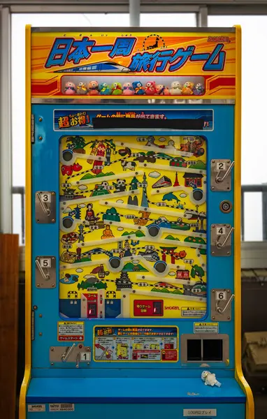 Shizuoka, atami - 26 Mart 2025: Japon nostaljik showa dönemi atari oyunu Shoken ve Taito tarafından canlandırıldı Japonya seyahat temalı ikonik simgeler içerir..