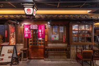 osaka, umeda - dec 05 2024: Geleneksel retro showa dönemi tarzı Kushinobo, kushikatsu üzerine uzmanlaşmış bir Japon restoranı, çıtır çıtır bir şiş ve kızarmış et, deniz ürünleri veya sebze..