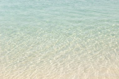 Kum sahilindeki suyun soyut dokusu