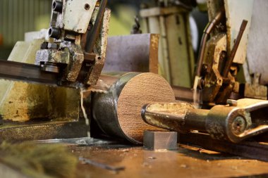 Metal kesme makinesi, eski endüstriyel fabrika.