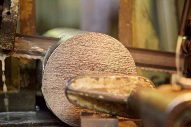 Metal kesme makinesi, eski endüstriyel fabrika.