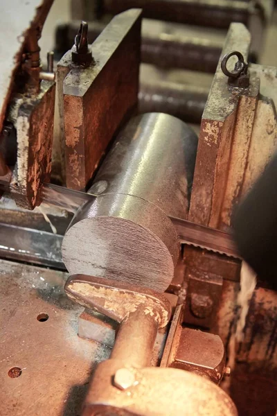 金属切断機古い工業工場 — ストック写真