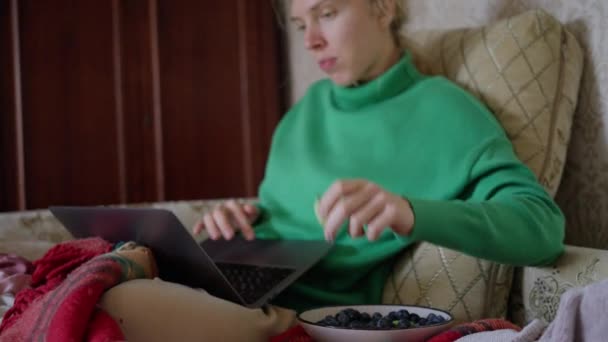 Ein Mädchen Sitzt Unter Einer Decke Bett Arbeitet Laptop Und — Stockvideo