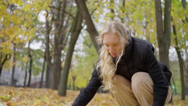 Fröhlich Schöne Frau Wirft Gelbe Blätter Einem Herbstlichen Park Zeitlupe — Stockvideo