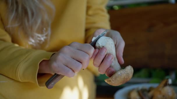 Μια Γυναίκα Καθαρίζει Μανιτάρια Πορτσίνι Στον Κήπο Μαχαίρι Κλείστε Πλάνα — Αρχείο Βίντεο