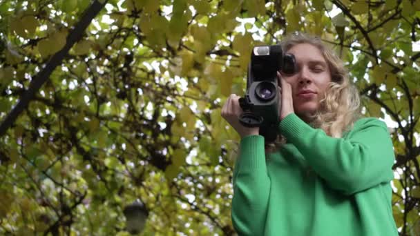 Vista Cerca Una Joven Mujer Guapa Blanca Usando Una Vieja — Vídeos de Stock
