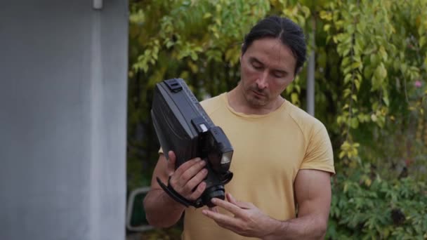 Eski Kameralı Yakışıklı Bir Adam Retro Kamerayı Kapatıyor Parkta Bir — Stok video