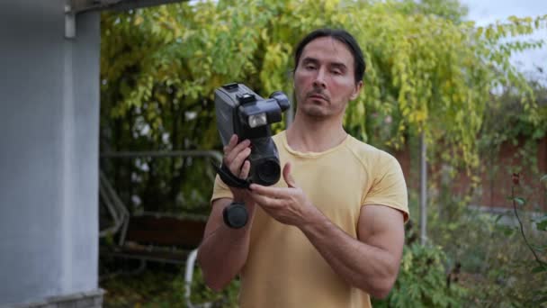 Przystojny Facet Starą Kamerą Włączona Kamera Retro Portret Parku Spowolniony — Wideo stockowe
