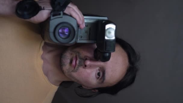 Porträt Eines Mannes Mit Einer Alten Videokamera Einem Hübschen Kameramann — Stockvideo
