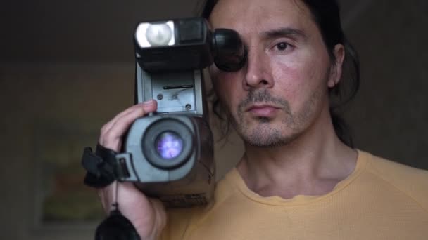 Porträt Eines Mannes Mit Einer Alten Videokamera Eines Gutaussehenden Kameramanns — Stockvideo