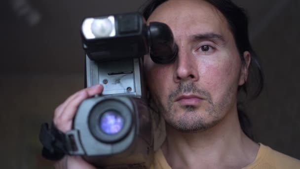 Retrato Homem Com Uma Câmera Vídeo Antiga Cameraman Bonito Com — Vídeo de Stock