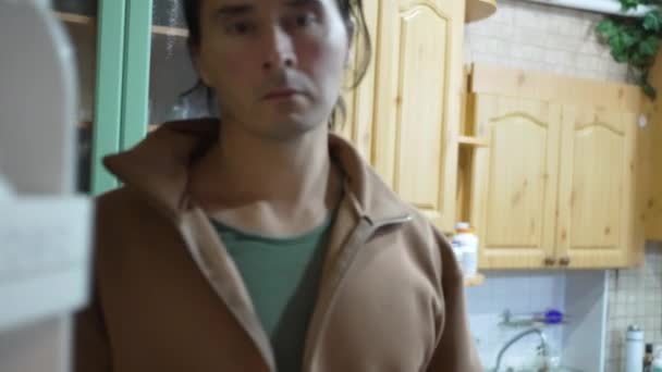 男は冷蔵庫のドアを開けて中を見て野菜を取り出します 高品質4K映像 — ストック動画
