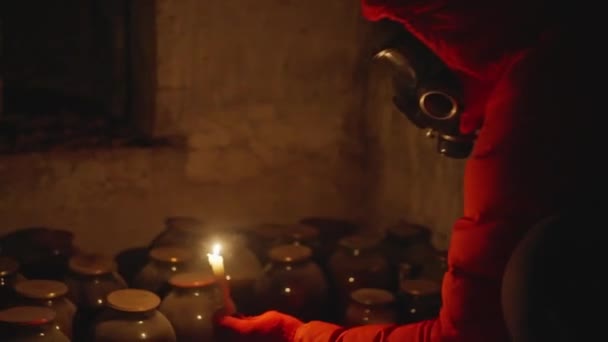 Nükleer Savaş Gaz Maskeli Bir Adam Bomba Sığınağında Saklanıyor Bir — Stok video