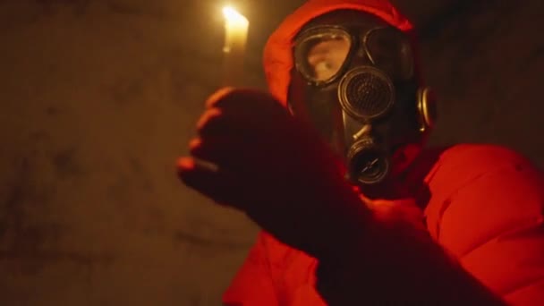 Krieg Der Ukraine Tierheim Bunker Atomkrieg Ein Mann Mit Gasmaske — Stockvideo