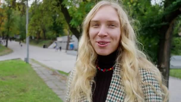 Unga Kvinna Från Talet Ger Intervju Gatan Journalist Som Rapporterar — Stockvideo