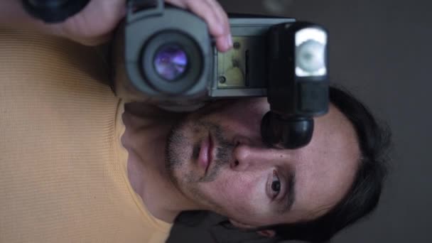 Portrét Muže Starou Videokamerou Pohledný Kameraman Zpomaleným Retro Kamerami Vertikální — Stock video