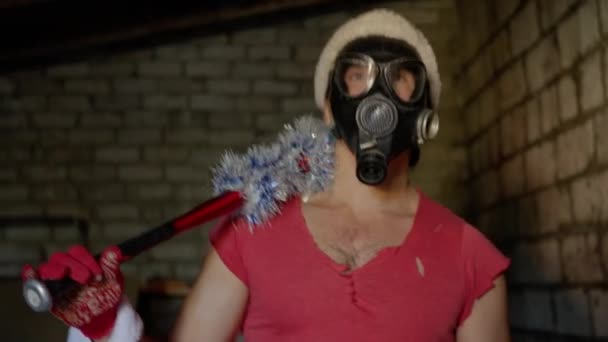 Страшный Санта Клаус Противогазе Бейсбольной Битой Подходит Камере Бьет Высококачественные — стоковое видео