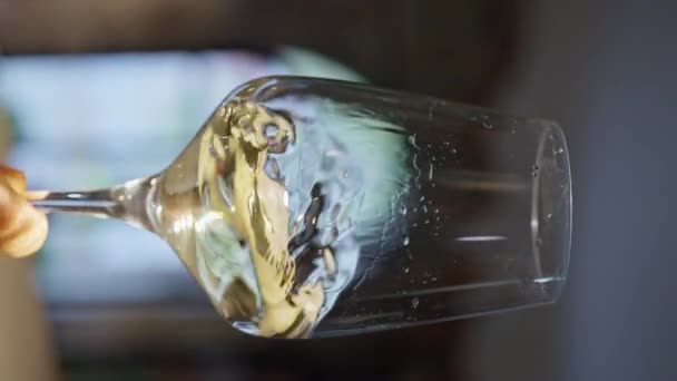 Waving Guld Hvidvin Glas Defokuserede Mørk Baggrund Smukke Stock Optagelser – Stock-video