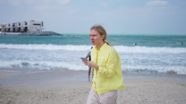 Woman Yellow Shirts Ocean Smartphone Shoots Video Beautiful Landscape Tourist — Αρχείο Βίντεο