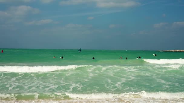 Dubai Uae January 2023 Kite Surfers Waves Beautiful Beach Uae — Αρχείο Βίντεο