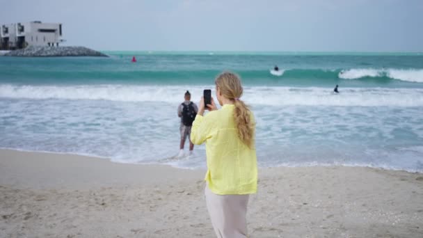 Blonde Woman Ocean Spring Shoots Video Beautiful Landscape Tourist Dubai — Αρχείο Βίντεο