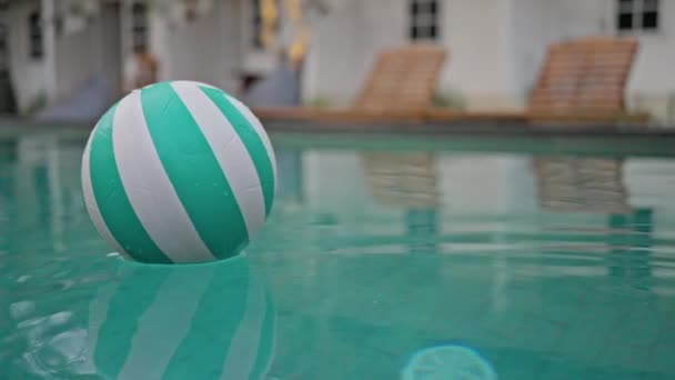 海滩球在游泳池里 五彩缤纷的充气球漂浮在游泳池里 暑假的概念 慢动作 — 图库视频影像