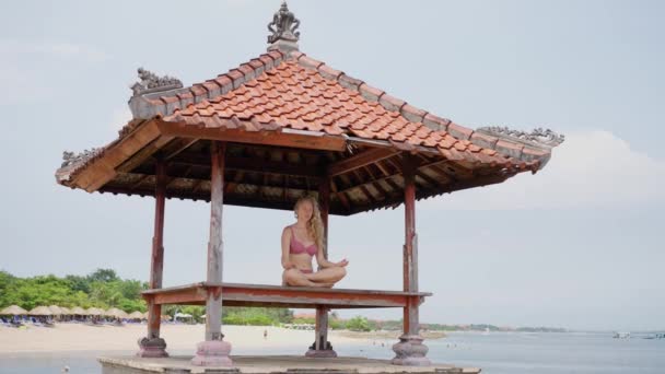 Una Mujer Pelo Largo Rubio Estiramientos Meditación Playa Vídeo Vertical — Vídeo de stock