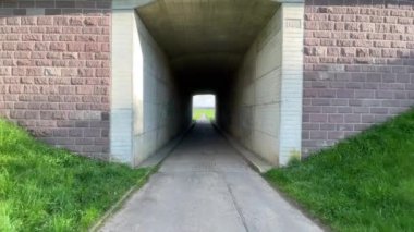 Almanya 'da bir köprünün altındaki tünel, bahar, altgeçit. Yer altında. Yüksek kalite 4k görüntü