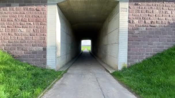 Тоннель Мостом Германии Весна Подземный Ход Землей Высококачественные Кадры — стоковое видео