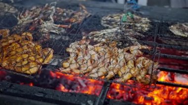 Izgarada karides ve kalamar kızartması. Bali 'de sokak yemeği. Şef şehir pazarında deniz ürünleri hazırlıyor. Şef eldivenli aşçı. Yüksek kalite 4k görüntü