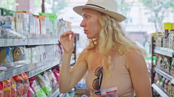 Kvinna Väljer Själv Tårta Matmarknad Kvinnliga Händer Med Choklad Närbild — Stockvideo