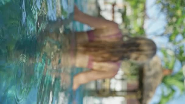 穿着粉色泳衣的金发性感女孩 走进游泳池 外面阳光灿烂 炎炎夏日 动作缓慢 纵观全景 高质量的4K镜头 — 图库视频影像