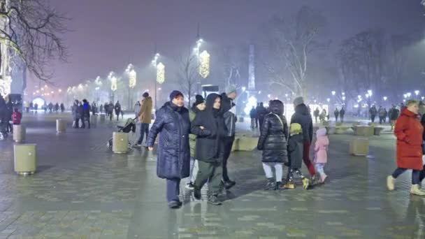 ワルシャワだ ポーランドだ 2023年12月28日 クリスマスの夜 人々は新年を祝う街の通りを歩いています プロジェクターライトで装飾された建物 都市の建物のビデオマッピング — ストック動画