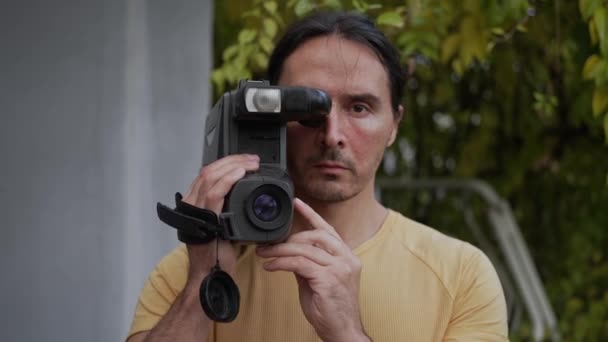 特写使用老式老式摄像机 站在室外慢镜头高质量的4K镜头 — 图库视频影像