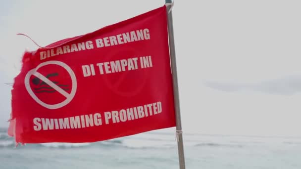 Сером Фоне Океана Неба Развевается Красный Флаг Ветру Запрет Плавание — стоковое видео