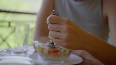 Ispanaklı, brokolili ve havuçlu yeşil çorba içen kadın, elinde kaşık tutan kişi, sağlıklı detoks diyeti, vejetaryen yemeği, 4k yavaş çekim video klibi..