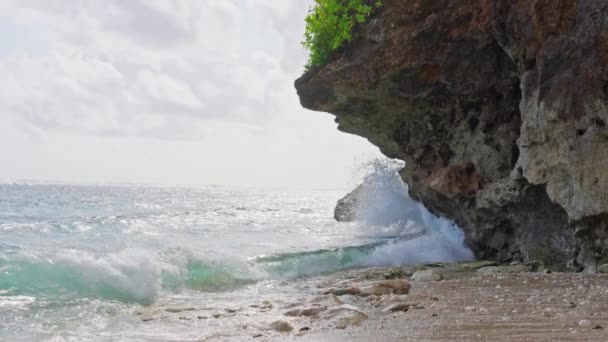 Golvende Oceaan Tegen Een Grijs Blauwe Lucht Spetterend Een Rots — Stockvideo