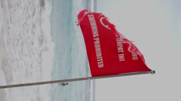 Флаг Развевающийся Ветру Пляжу Запрет Купание Туристов Медленное Движение Вертикальное — стоковое видео