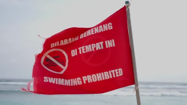 Фоне Океана Голубого Неба Развевается Красный Флаг Ветру Запрет Плавание — стоковое видео