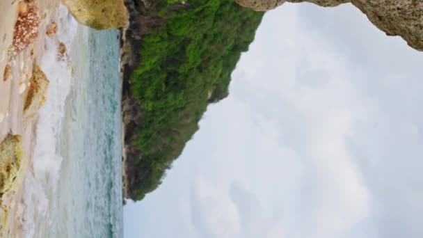 Piękne Krajobrazy Nadmorskie Widokiem Klif Pokryty Tropikalnym Lasem Ocean Falisty — Wideo stockowe