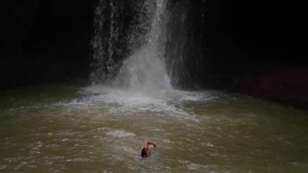 Homem Bonito Com Longos Cabelos Pretos Nada Direção Uma Cachoeira — Vídeo de Stock