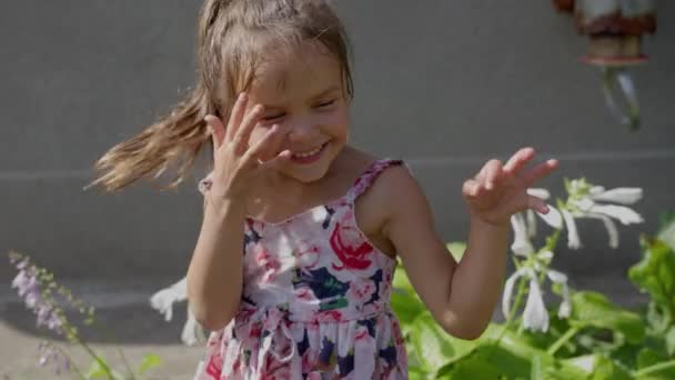 아름다운 소녀가 할머니와 여름에 정원에서 아이에게 할머니는 즐겁게 웃으며 즐거워 — 비디오