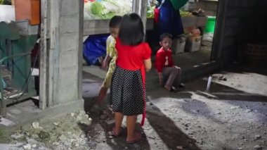Bali, Endonezya, 14 Şubat 2023. Asyalı çocuklar geceleri dışarıda oyun oynuyorlar, Gece Pazarı. Yüksek kalite 4k görüntü