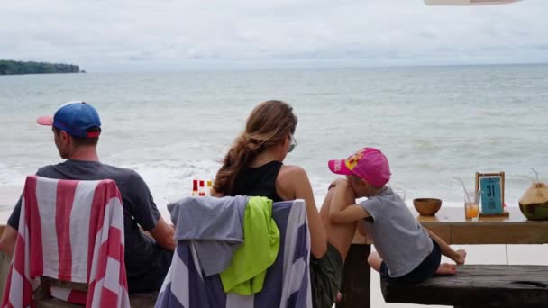 Rodiče Malým Synem Sedí Stolu Kde Pláži Mladý Kokos Pití — Stock video