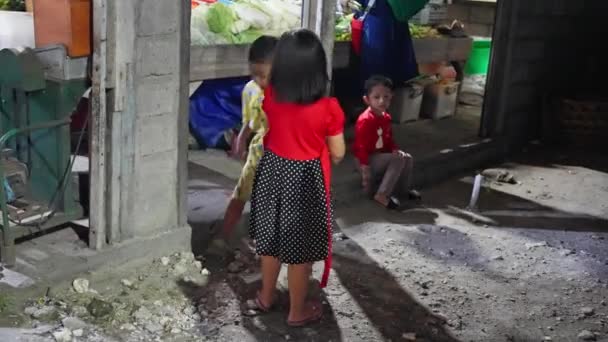 Bali Indonesië Februari 2023 Aziatische Kinderen Die Nachts Buiten Spelen — Stockvideo