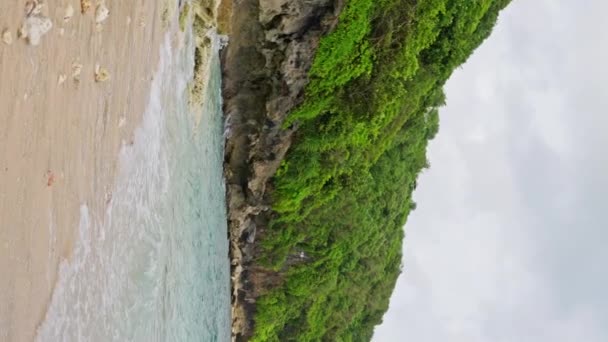 Opuszczona Piaszczysta Plaża Krystalicznie Czysta Woda Oceaniczna Dotyka Wybrzeża Oceanu — Wideo stockowe