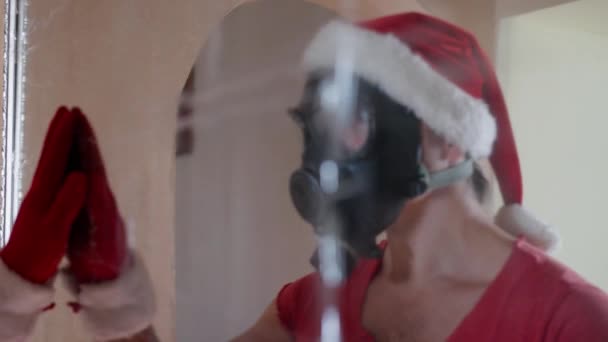 Yüzünde Gaz Maskesi Olan Noel Baba Kılığındaki Bir Adam Aynadaki — Stok video